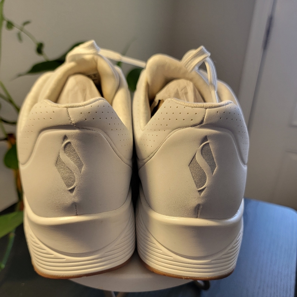 Like New Women's Skechers Street Uno Stand On Air White Sneakers - 9.5 Wide - Picture 2 of 14